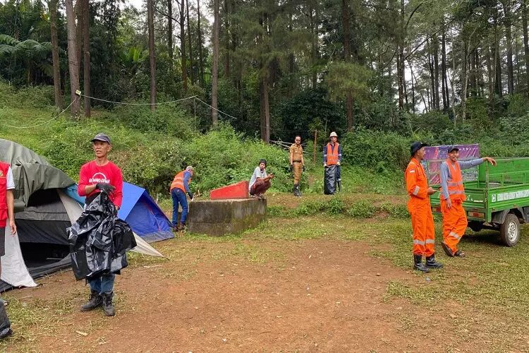 IST
BERSIHKAN SAMPAH -- Petugas gabungan, Senin (13/7) membersihkan sampah setelah berakhirnya pelaksanaan event Beautiful Malino.
