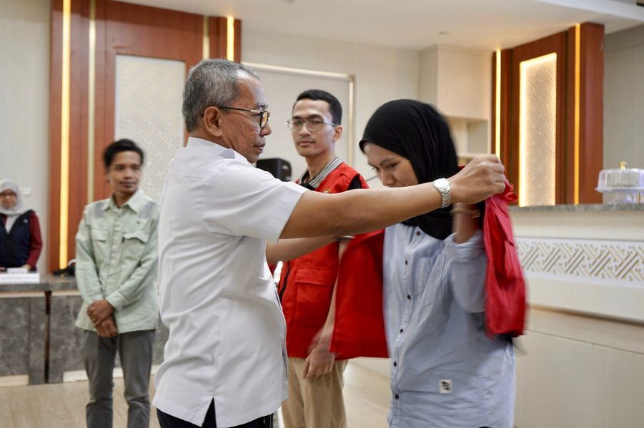 KKN -- Sekkab Luwu Timur H Bahri Suli menerima 129 orang mahasiswa KKN  Unhas Gelombang 114 periode Juni-Agustus 2025 bersama Asisten Pemerintahan dan Kesejahteraan Rakyat, Aini Endis Anrika, di Aula Sasana Praja, Kantor Bupati Lutim baru-baru ini. 
