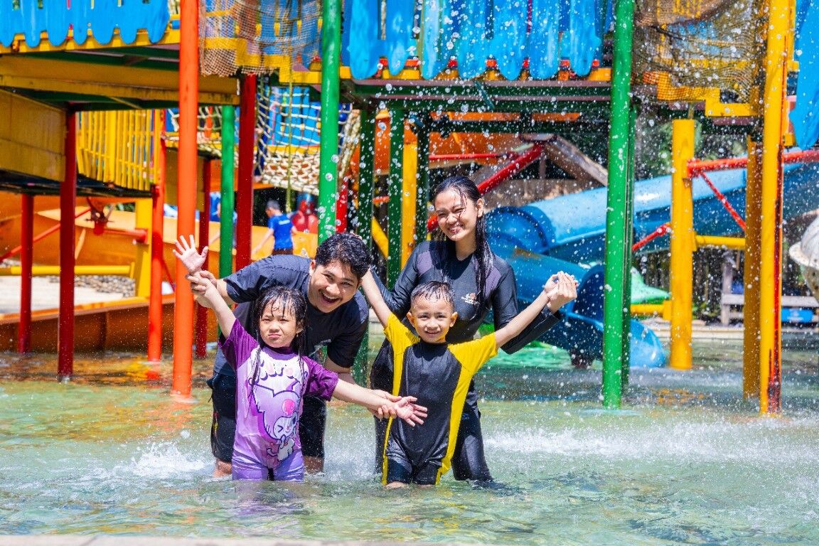 MENIKMATI -- Pengunjung Bugis Waterpark Adventure menikmati nuansa liburan bersama keluarga dan sahabat di kawasan wisata Bugis Waterpark
