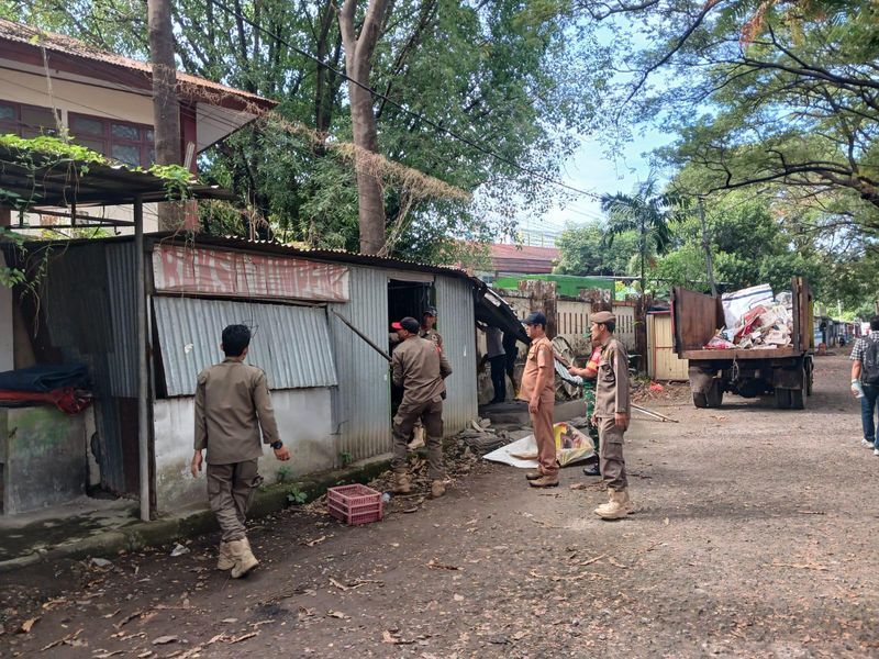 
ist
TERTIBKAN--Personel Satpol PP BKO Kecamatan Panakkukang melakukan penertiban lapak PKL yang berada di sepanjang Jalan Nikel (belakang Dinas Pekerjaan Umum) Provinsi Sulsel, Selasa (1/7).