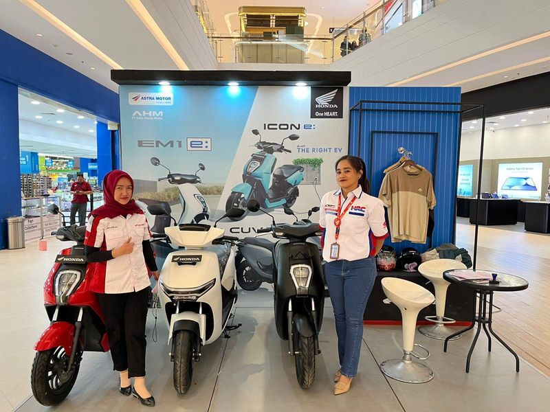 PAMERAN -- Tim marketing siap memberikan pelayanan terbaik kepada para konsumen setia Honda di Kota Kendari.
