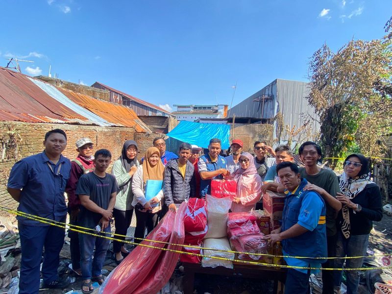 bkm/fajar
BANTUAN--Tim dari Dinsos turun langsung ke lokasi kebakaran di Jalan Pampang I Lorong IV, Kelurahan Pampang, Kecamatan Panakkukang untuk menyalurkan bantuan kepada warga yang terdampak.