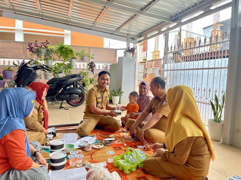 ist
MAKANAN--Lurah Tamamaung, Andi Taqwir bersama jajarannya turun langsung membagikan makanan tambahan melalui program dapur umum yang digelar di Kantor Kelurahan Tamamaung, Selasa (15/7).‎
