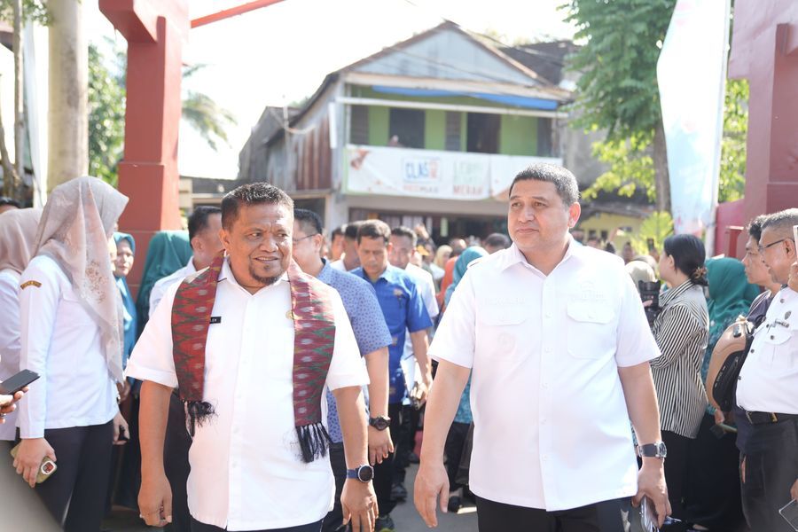 ist
VERIFIKASI--Kelurahan Panampu menjalani proses verifikasi lapangan dari Tim Penilai Lomba Kelurahan Tingkat provinsi.Wali Kota Makassar, Munafri Arifuddin mengawal langsung verifikasi lapangan tersebut.Rombongan tim verifikasi dipimpin oleh Ketua Tim Verifikasi, Muh Saleh yang juga menjabat sebagai Kepala Dinas PMD Provinsi Sulsel.
