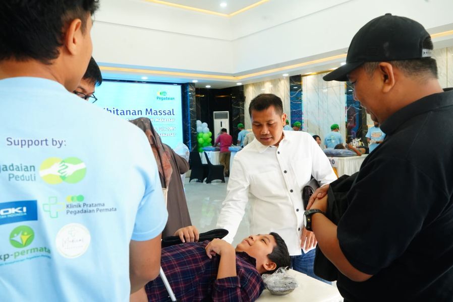 PANTAU -- Deputy Operasional PT Pegadaian Kanwil VI Makassar, Jainuddin mewakili pemimpin wilayah, memantau kegiatan sunatan massal gratis yang digelar di aula kantor Pegadaian Kantor Wilayah VI Makassar, pada Minggu, 6 Juli 2025.

