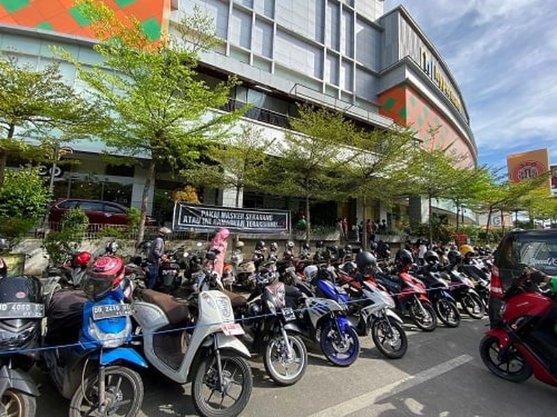 int
PARKIR--Perumda Parkir Makassar Raya menggagas sistem pembayaran retribusi parkir berlangganan yang biayanya jauh lebih murah.Tampak aktivitas parkir di Jalan Boulevard.
