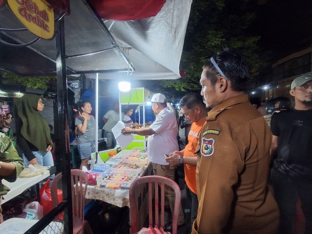 ist
SOSIALISASI--PD Pasar Makassar Raya saat melakukan sosialisasi ke pelaku usaha di sekitar Pasar Cidu soal rencana pemberlakuan sistem ganjil genap di kawasan tersebut.
