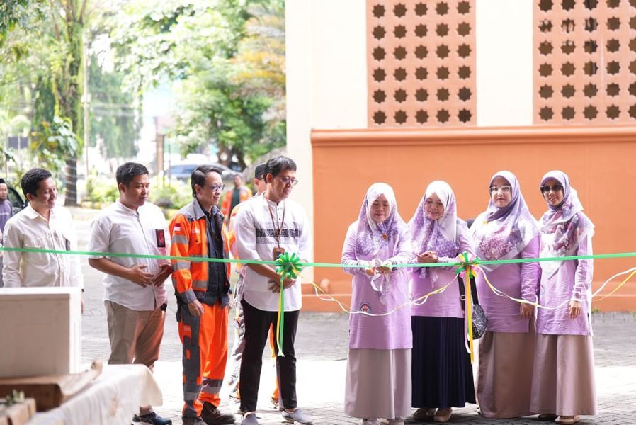 PEMBUKAAN -- Pembina KIKST, Erni Meiyanti Asruddin didampingi Darwati Anis, Rosmala Dewi Alfin, Ketua PSIT, Muhammad Rusdianto, jajaran pengurus PSIT, serta ketua dan anggota KIKST, melakukan pengguntingan pita sebagai tanda pembukaan Fest Muharram 1447 Hijriah.
