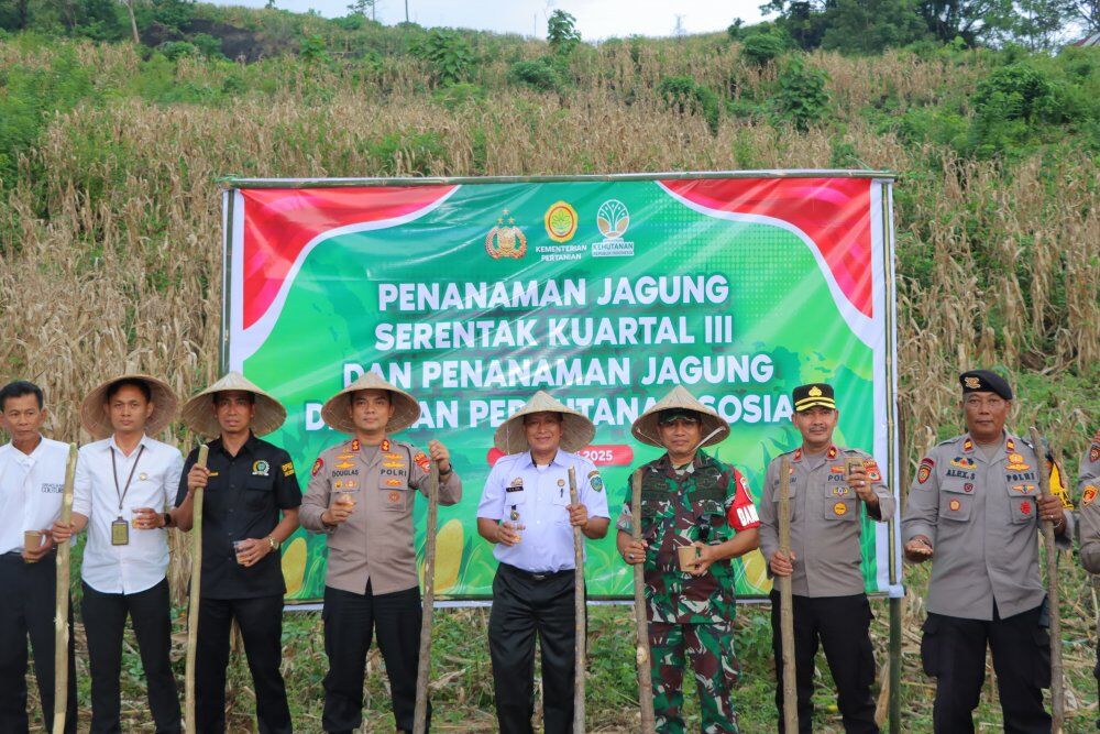 PENANAMAN -- Kapolres Maros, AKBP Douglas Mahendrajaya (empat dari kiri), Plh Danramil 1422-04/Mandai, Kapten Inf Kasim Kubo, dan para personelnya melakukan penanaman jagung serentak kuartal III.