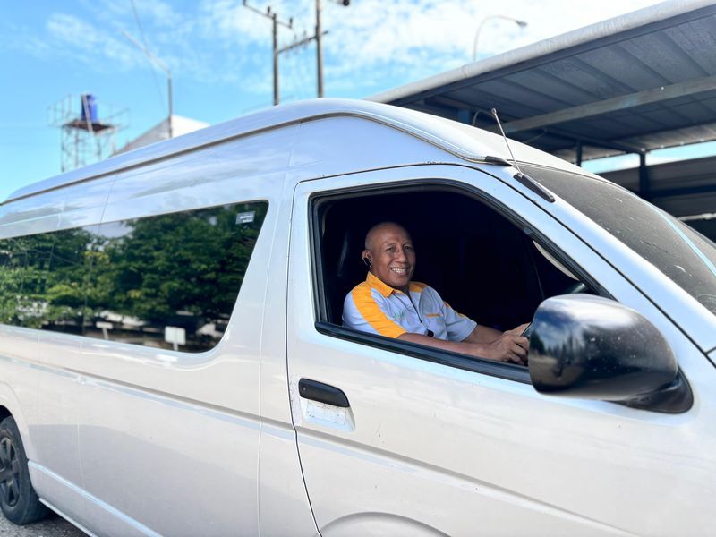 PENGANGKUTAN -- Driver Cahaya Bone sedang bersiap untuk menjemput calon penumpangnya yang akan melakukan perjalanan dari Morowali ke Kendari.
