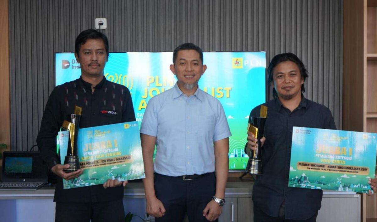 PENGHARGAAN -- GM PLN UID Sulselrabar, Edyansyah (tengah) menyerahkan secara langsung penghargaan dari Direktur Utama PLN, Darmawan Prasodjo kepada Andi Aan Pranata dari IDN Times Makassar (kiri) dan Maman Sukirman dari koran Sindomakassar.com (kanan) dalam ajang PLN Journalist Awards 2024 di Kantor PLN UID Sulselrabar, Makassar.
