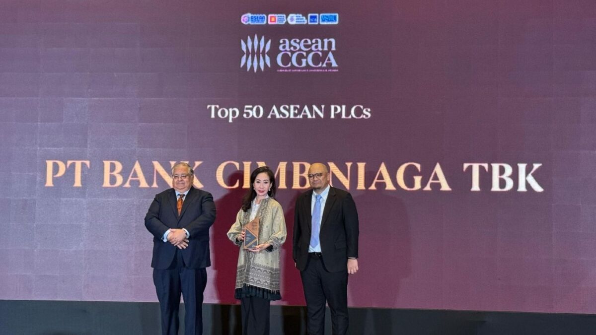 PENGHARGAAN -- Direktur Compliance, Corporate Affairs & Legal CIMB Niaga, Fransiska Oei (tengah) bersama Chair ASEAN Capital Markets Forum (ACMF), YBhg. Dato' Mohammad Faiz Azmi (kiri), dan CEO Minority Shareholders Watch Group (MSWG), Dr. Ismet Yusoff (kanan) saat penyerahan penghargaan Top 50 ASEAN Public Listed Companies dan Top 1 Indonesia PLCs untuk CIMB Niaga pada acara ASEAN Corporate Governance Conference and Awards 2025 di Kuala Lumpur, Malaysia, Kamis (24/7).
