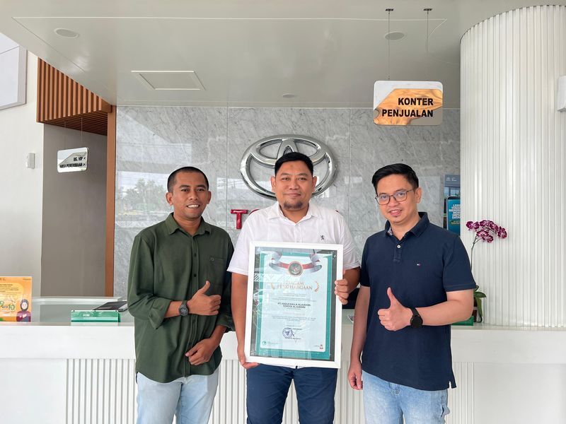 PENGHARGAAN -- Kalla Toyota Alauddin dengan piagam penghargaan yang diterima dari Pemerintah Kota Makassar dalam rangka Hari Lingkungan Hidup Sedunia 2025.
