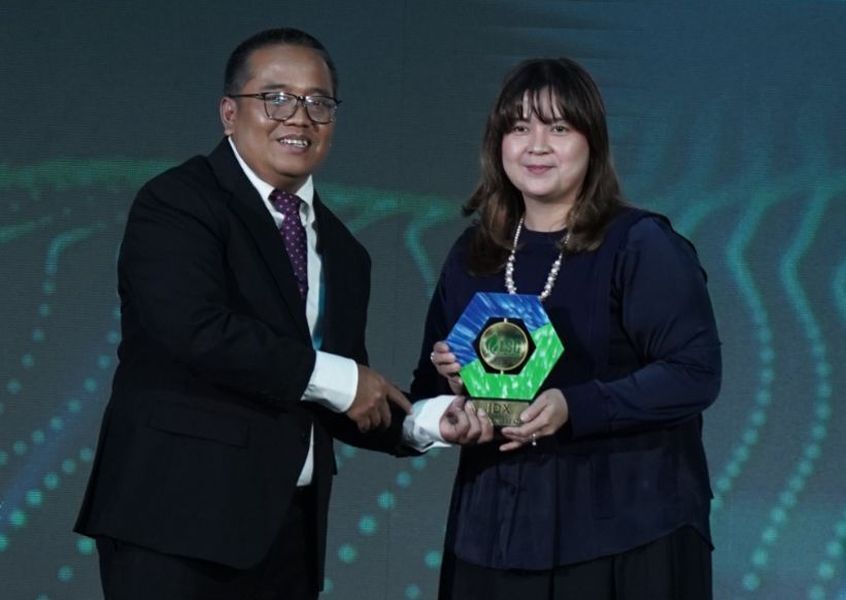 PENGHARGAAN -- Head Sustainability XLSMART, Ratu Maulia Omaya (kanan) menerima penghargaan yang diraih XLSMART untuk Kategori Infrastruktur Kelistrikan dan Telekomunikasi di ajang IDX Channel Anugerah ESG 2025, melalui program 'Inisiatif ESG Terpadu Menuju Bisnis Telekomunikasi Berkelanjutan'. 
