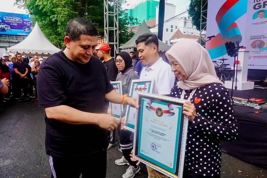 PENGHARGAAN -- Wali Kota Makassar, Munafri Arifuddin menyerahkan secara simbolis penghargaan kepada Property Management General Manager Mal Ratu Indah, Rasmila Sari Suaib.
