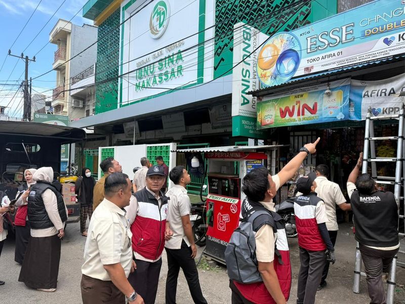 ist
TERTIBKAN--Bapenda Kota Makassar melakukan penertiban reklame yang terdeteksi tidak membayar pajak.Penertiban dilakukan Senin (14/7) di 16 titik yang tersebar di lima jalan.
