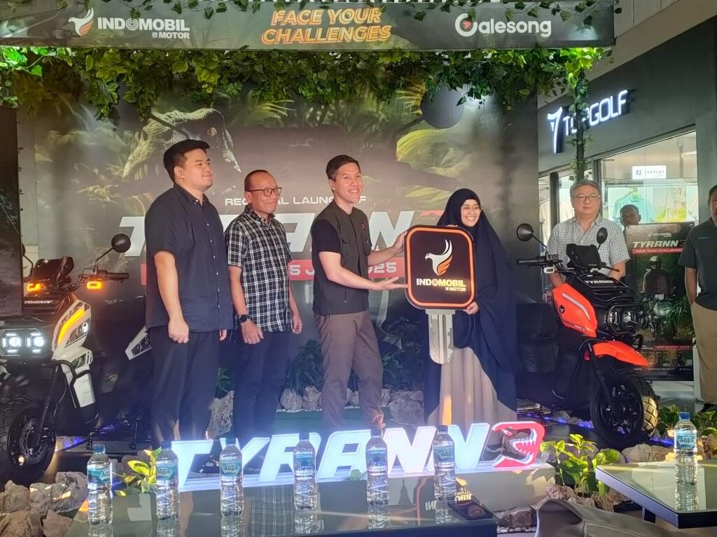 PENYERAHAN UNIT -- CEO PT Indomobil eMotor Internasional, Pius Wirawan (tiga dari kiri) didampingi CEO Otomotif Galesong Group, Endro Nugroho (dua dari kiri), Jason Purnama (kiri) dan Effendy Purnama (kanan) dari Galesong Group menyerahkan unit Tyranno kepada konsumen pertamanya di Makassar yang merupakan seorang perempuan.
