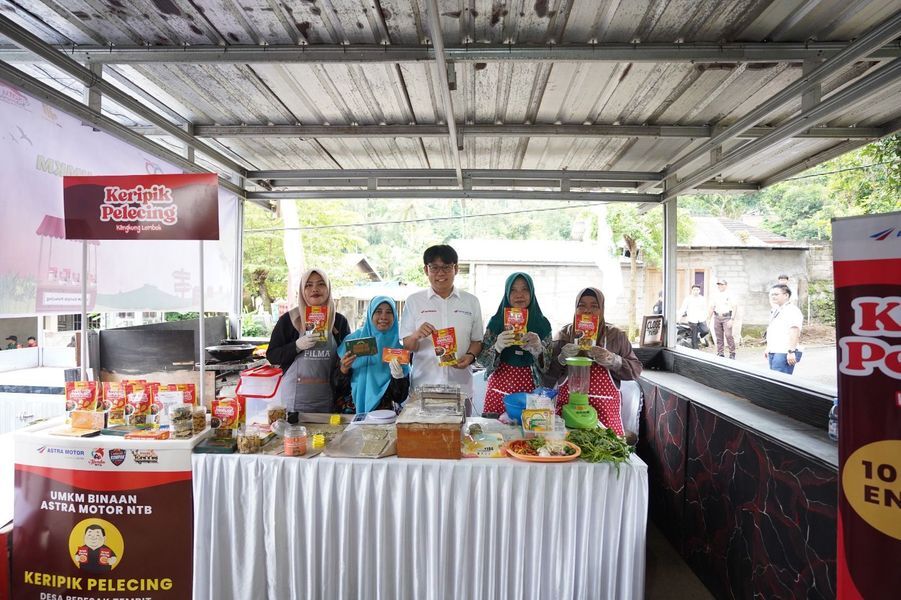 PENYERAHAN -- Chief Executive Astra Motor, Robien Tony (tiga dari kiri) melakukan penyerahan donasi kepada 2 UMKM binaan sebagai bagian dari keberlanjutan pembinaan di perayaan HUT ke-55 Astra Motor. Penyerahan ini didampingi Fifi Sumiati (kiri) selaku General Support Departement Head Astra Motor, Dharma Widjaja selaku Marketing Departement Head Astra Motor (dua dari kanan), dan Jeffry Mei Gamastra Runawang (kanan) selaku Kepala Wilayah Astra Motor NTB.
