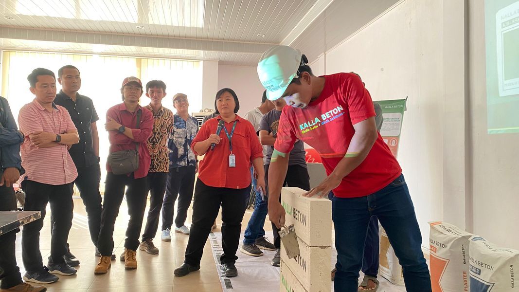 PERKENALKAN -- Tim profesional Kalla Beton saat memperkenalkan produk terbarunya Mortar Instan dalam Constructor's Lab Citraland Celebes.
