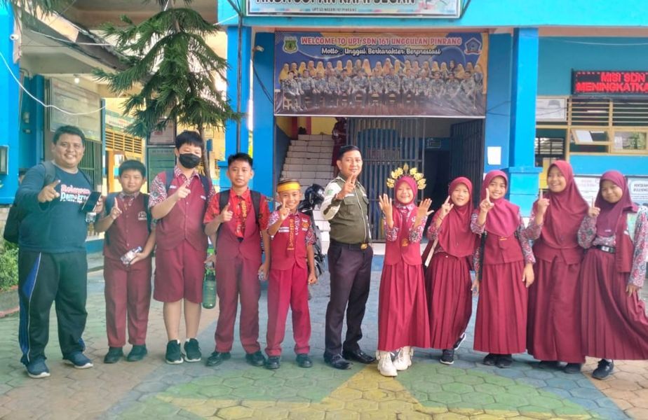 JUARA -- Prestasi gemilang diraih UPT SDN No 161 Kabupaten Pinrang dibawah kepemimpinan Kepala Sekolah Andi Harisuddin. Juara pertama Lomba PLS3N Tingkat Kabupaten dan ajang OSN dengan meraih poin tertinggi pada OSN Matematika dan OSN IPA tingkat Kabupaten baru-baru ini. 
