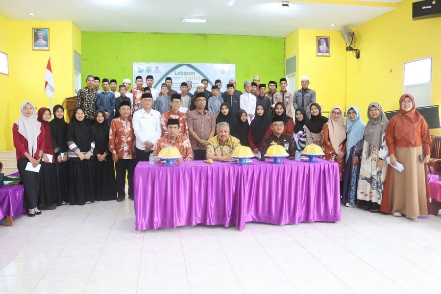 BANTUAN -- Bupati Pinrang, HA Irwan Hamid menyerahkan santunan kepada anak yatim dan para hafidz-hafidzah PA Aisyiyah Muhammadiyah melalui program Lebaran Yatim yang diinisiasi Baznas Kabupaten Pinrang,  Kamis (3/7). 
