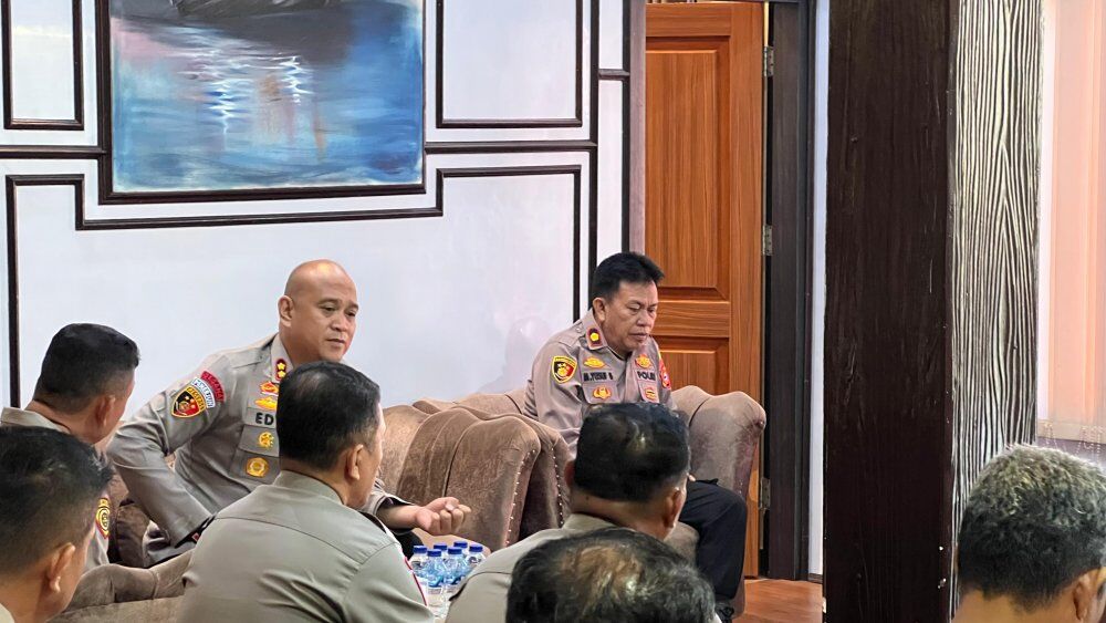 ANEV -- Kapolres Pinrang, AKBP Edy Sabhara Mangga Barani memimpin kegiatan Anev mingguan yang digelar di Ruang Lobi Mapolres Pinrang, Senin (28/7).  
