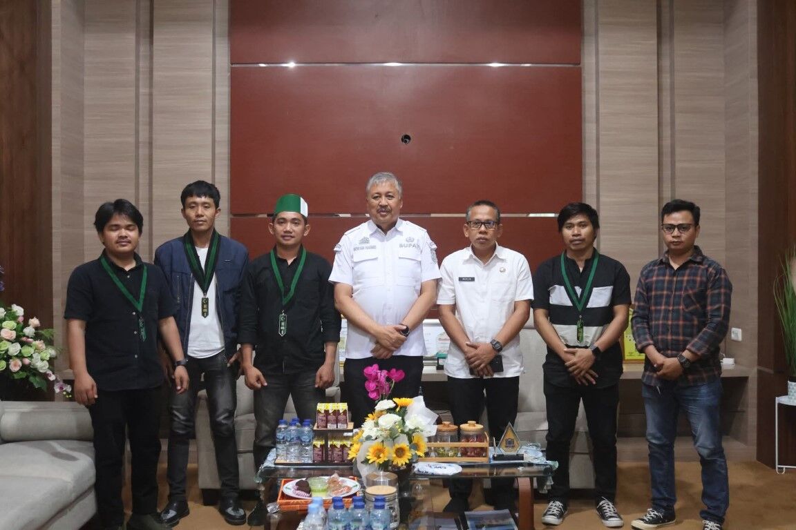 AUDIENSI -- Bupati Pinrang, HA Irwan Hamid foto bersama usai menerima audiensi jajaran pengurus Himpunan Mahasiswa Islam (HMI) Cabang Pinrang di ruang kerjanya, Rabu (23/7)
