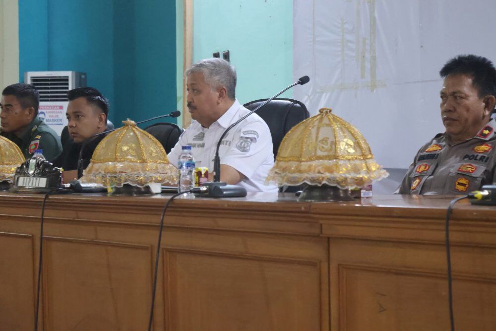 RAPAT HUT -- Bupati Pinrang HA Irwan Hamid saat memimpin rapat persiapan pelaksanaan peringatan HUT RI ke-80 tingkat Kabupaten Pinrang di Ruang Pola Kantor Bupati Pinrang, Rabu (30/7). 