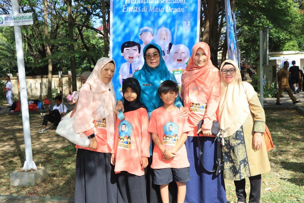 MARKET DAY -- Ketua TP PKK Kabupaten Pinrang, Hj A Sri Widiyati A Irwan foto bersama usai menghadiri upacara HAN Tingkat Provinsi Sulsel di Lapangan Karebosi  Makassar dirangkai kegiatan Market Day, Senin (28/7). 