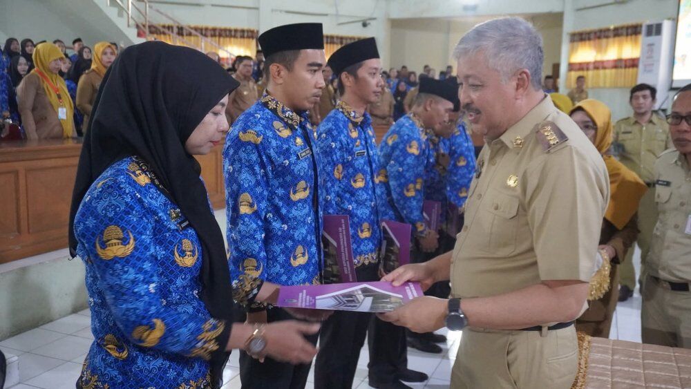 SK -- Bupati Pinrang HA Irwan Hamid menyerahkan SK pengangkatan 301 PPPK secara simbolis di Ruang ola Kantor Bupati, Selasa (29/7). 
