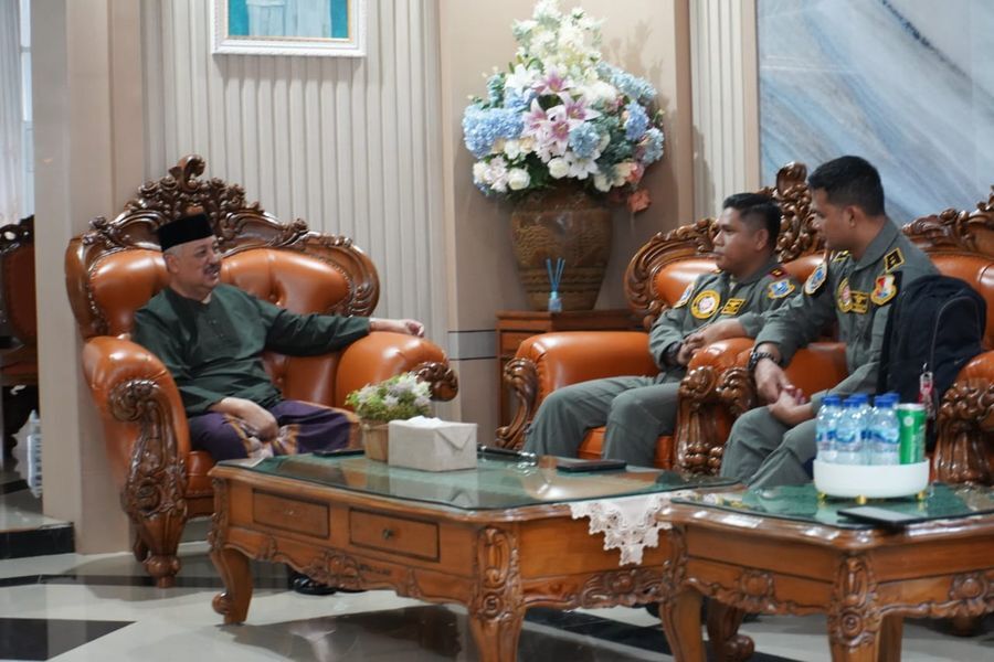 AUDIENSI -- Bupati Pinrang, HA Irwan Hamid menerima kunjungan Komandan Skuadron Udara Pangkalan Udara Hasanuddin, Letkol (Pnb) Reza Al Kautsar di Rumah Jabatan Bupati, Rabu (2/7). 
