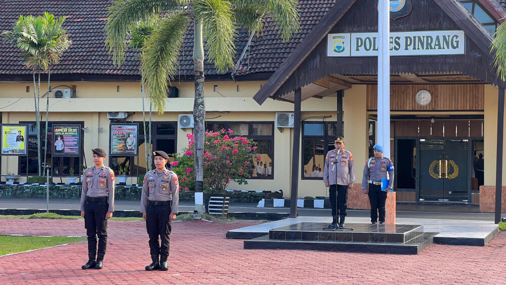 APEL PAGI -- Polres saat menggelar apel pagi di halaman Mapolres Pinrang dipimpin Waka Polres Pinrang, Kompol Muh Yusuf Badu, Senin (28/7). 
