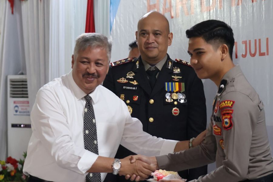 UPACARA -- Bupati Pinrang, HA Irwan Hamid menghadiri upacara peringatan Hari Ulang Tahun (HUT) Bhayangkara ke-79 Tingkat Kabupaten Pinrang di Halaman Kantor Bupati Pinrang, Selasa (1/7).  