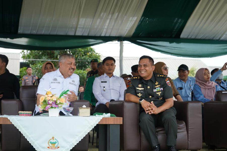 SERTIJAB -- Bupati Pinrang, HA Irwan Hamid menghadiri prosesi Sertijab Komandan Batalyon Infanteri 721/Makkasau di Markas Komando Yonif 721/Makkasau, Kecamatan Patampanua, Rabu (2/7).
