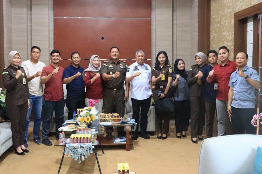 BERTEMU BUPATI -- Kepala Kajari Pinrang, Agung Bagus Kade Kusimantara menemui  Bupati Pinrang, HA Irwan Hamid di ruang kerja Bupati, Rabu (9/7). 
