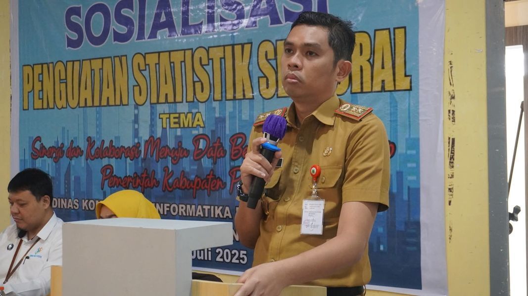SOSIALISASI -- Kepala Dinas Komunikasi, Informatika, dan Persandian (Kominfosandi) Kabupaten Pinrang, A Haswidy Rustam secara resmi membuka kegiatan sosialisasi penguatan peran statistik sektoral di Aula MS Hotel, Selasa (15/7).