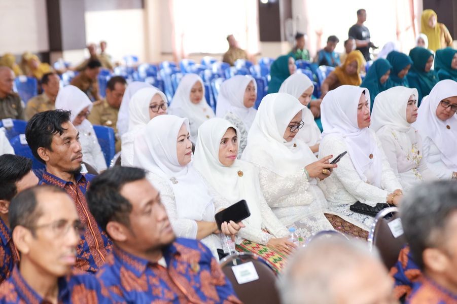 LANTIK -- Ketua Dekranasda Kabupaten Pinrang, Hj A Sri Widiyati A Irwan resmi melantik dan mengukuhkan pengurus Dekranasda masa bakti 2025–2030 di Gedung PKK Kabupaten Pinrang, Senin (30/6).