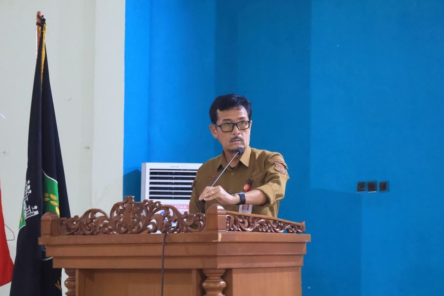 BUKA HLM -- Sekkab Pinrang, A Calo Kerrang secara resmi membuka kegiatan High Level Meeting Tim Percepatan dan Perluasan Digitalisasi Daerah (TP2DD) Kabupaten Pinrang yang digelar di Ruang Pola Kantor Bupati, Selasa (8/7).
