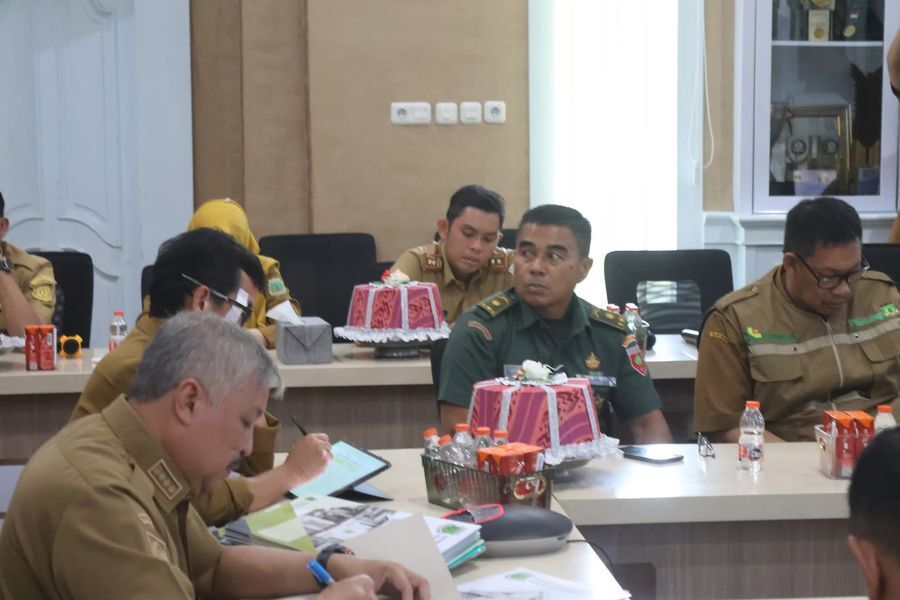 LUNCURKAN -- Bupati Pinrang HA Irwan Hamid saat mengikuti peluncuran kelembagaan 80.000 KMP oleh Presiden RI Prabowo Subianto yang dilaksanakan secara nasional secara daaring, Senin (21/7).  
