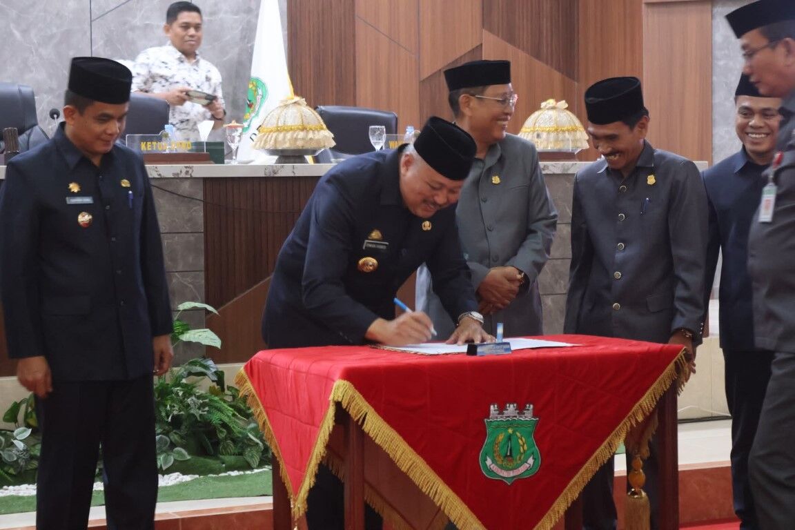PARIPURNA -- DPRD Kabupaten Pinrang menggelar rapat paripurna dengan agenda persetujuan bersama atas Ranperda tentang pertanggungjawaban APBD Tahun Anggaran 2024 di ruang rapat DPRD Pinrang, Kamis (24/7). 
