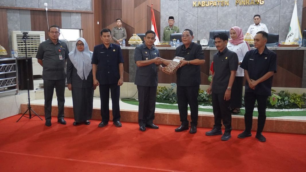 PARIPURNA -- Wabup Pinrang Sudirman Bungi saat menerima Ranperda Pertanggungjawaban Pelaksanaan APBD Tahun Anggaran 2024 di Gedung DPRD Pinrang, Rabu (16/7).  
