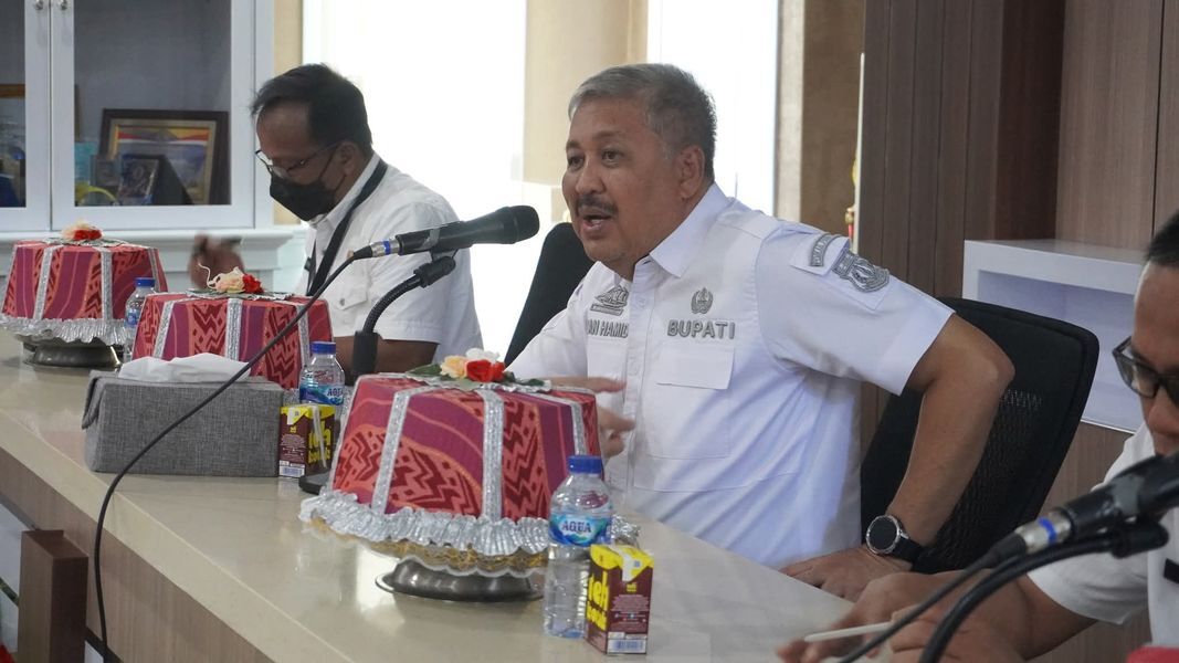 RAKOR -- Bupati Pinrang, HA Irwan Hamid memimpin Rakor lintas sektor terkait percepatan penurunan stunting dan penguatan kesadaran lingkungan di Ruang Rapat Bupati Pinrang, Rabu (23/7).  