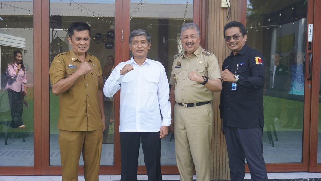 SILATURRAHMI -- Bupati Pinrang, HA Irwan Hamid menerima kunjungan silaturahmi Kepala Perwakilan BPKP Provinsi Sulawesi Selatan yang baru, Rasono di Kantor Bupati Pinrang, Selasa (22/7).  

