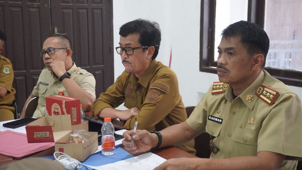 RAKOR -- Sekkab Pinrang A Calo Kerrang memimpin Rakor Tim Penilai Kinerja di ruang rapat Sekretaris Daerah sebagai bagian dari upaya meningkatkan tata kelola pemerintahan yang akuntabel dan profesional, Senin (28/7). 
