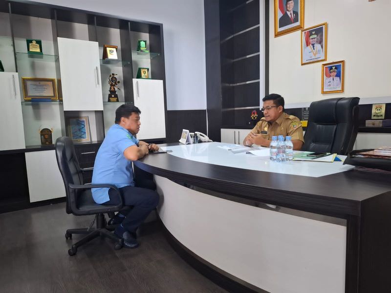 UJI KELAYAKAN -- Pemkab Sidrap melaksanakan UKK bagi calon direksi dan dewan pengawas Perumda Tirta Saromase di Ruang Kerja Sekkab Sidrap Lt. III Kantor Bupati, Senin (30/6). 