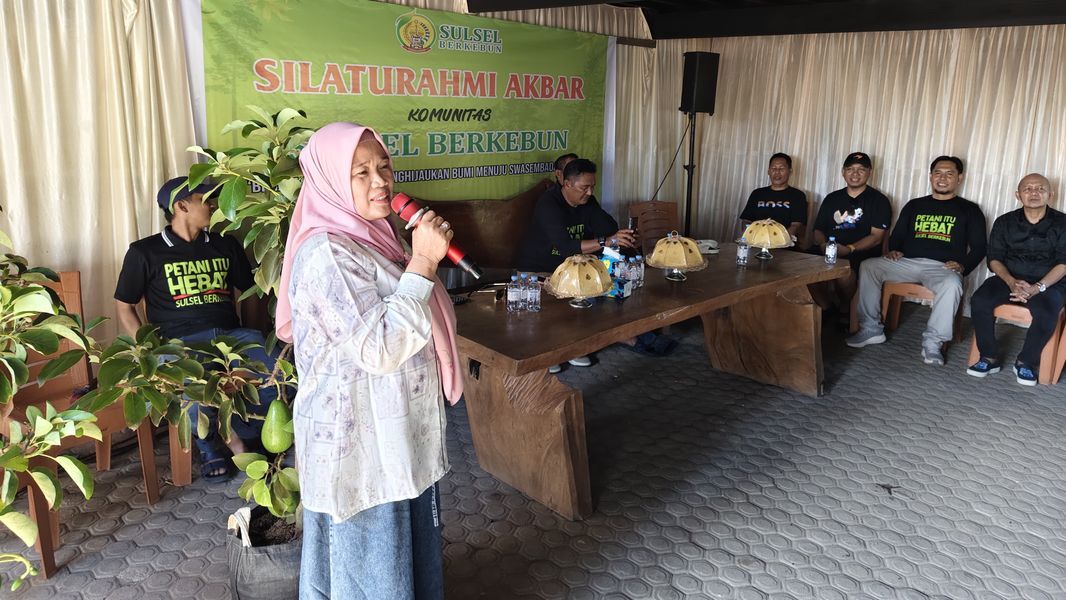 SILATURRAHMI -- Wakil Bupati Sidrap, Nurkanaah membuka secara resmi kegiatan Silaturahmi Akbar Komunitas Sulsel Berkebun dalam rangka Milad ke-7 di kediaman anggota DPRD Sulsel, Zulkifli Zain Desa Passeno, Kecamatan Baranti, Minggu (6/7).
