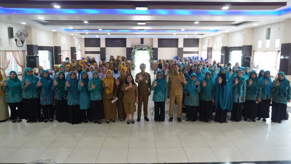 SOSIALISASI -- Sekkab Pinrang A Calo foto bersama usai Pemkab Pinrang menggelar sosialisasi program Aksi Stop Stunting dan launching Rumah Gizi untuk 21 desa lokus di Gedung PKK Kabupaten Pinrang, Senin (28/7) 