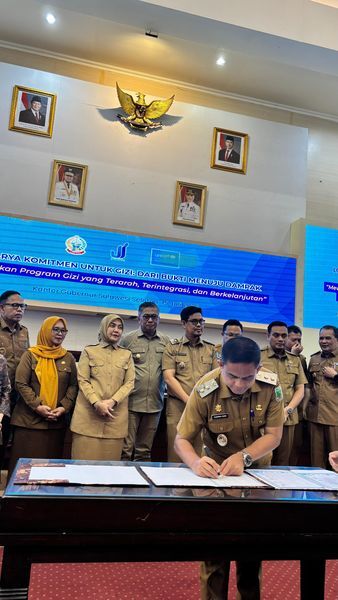 STUNTING -- Wabup Pinrang, H Sudirman Bungi menandatangani komitmen penurunan stunting disela-sela menghadiri lokakarya penurunan stunting yang digelar Pemprov Sulsel bekerjasama Unicef wilayah Sulawesi-Maluku dan Jenewa Madani, Selasa (15/7).