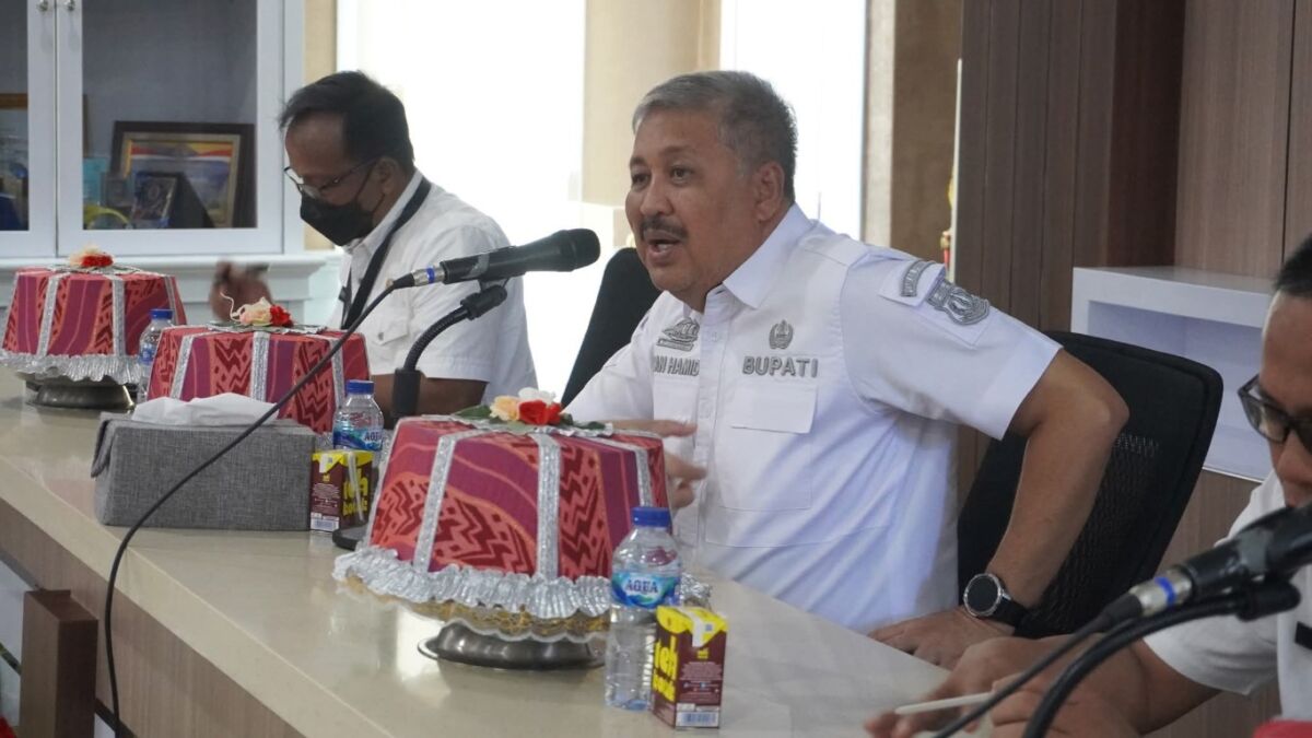 ASPIRASI -- Bupati Pinrang, HA Irwan Hamid menerima aspirasi warga Desa Ulusaddang, Kecamatan Lembang yang datang menyampaikan kebutuhan pembangunan infrastruktur di wilayah mereka, di ruang kerja bupati, Rabu (23/7).  