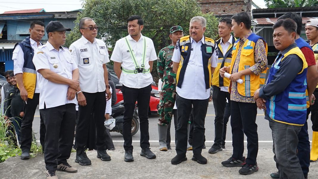 TINJAU NORMALISASI -- Bupati Pinrang, HA Irwan Hamid meninjau langsung proyek normalisasi saluran irigasi sepanjang 8 kilometer yang membentang dari Desa Pananrang, Kecamatan Mattiro Bulu, hingga Desa Polewali, Kecamatan Suppa, Rabu (9/7).
